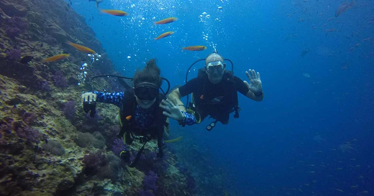 father daughter learn to scuba dive in Thailand