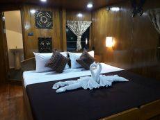Master double cabin Sawasdee Fasai luxury similan diving liveaboard with en suite bathrooms and free wifi