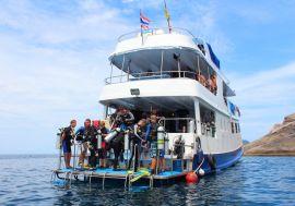 Divers-on-MV-Manta-Queen-2